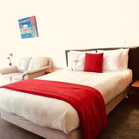 Cascades Lakefront Motel Таупо Екстер'єр фото A bedroom at the hotel