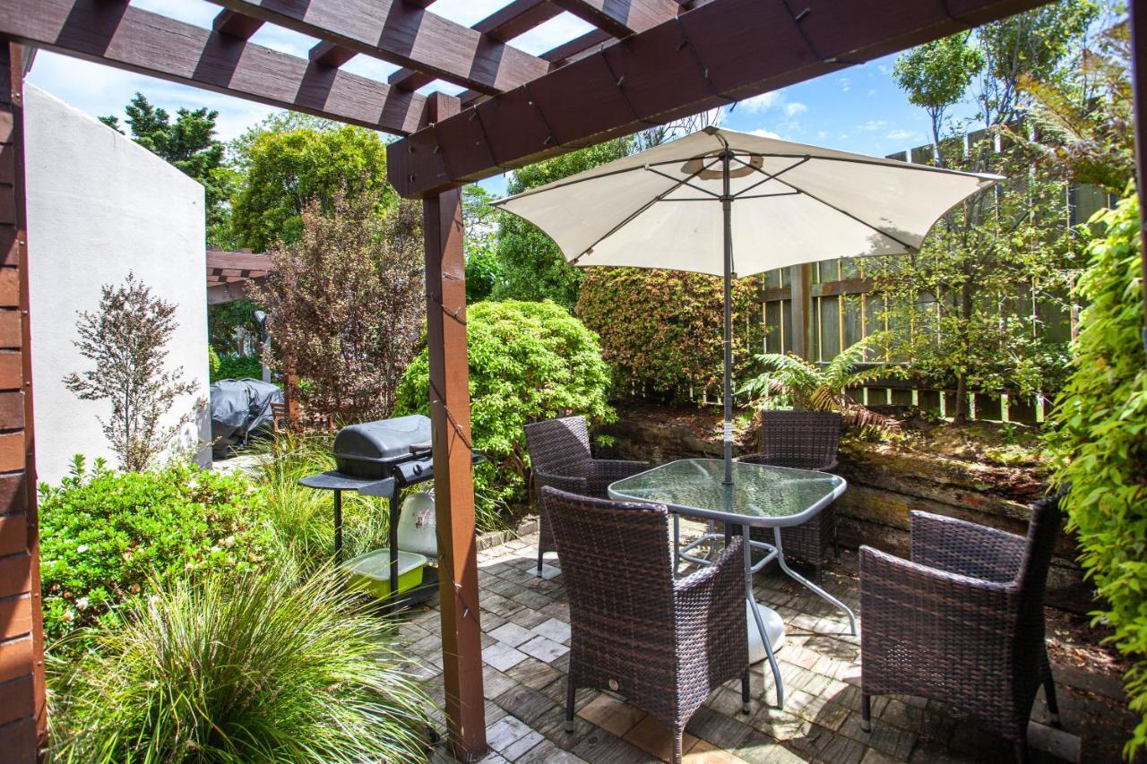 Cascades Lakefront Motel Таупо Екстер'єр фото A patio with a pergola