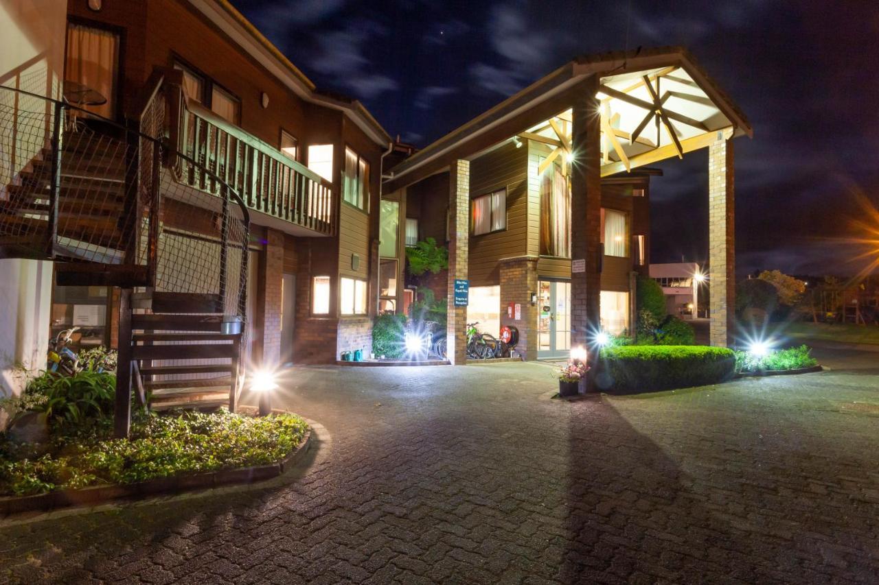 Cascades Lakefront Motel Таупо Екстер'єр фото The entrance of the hotel