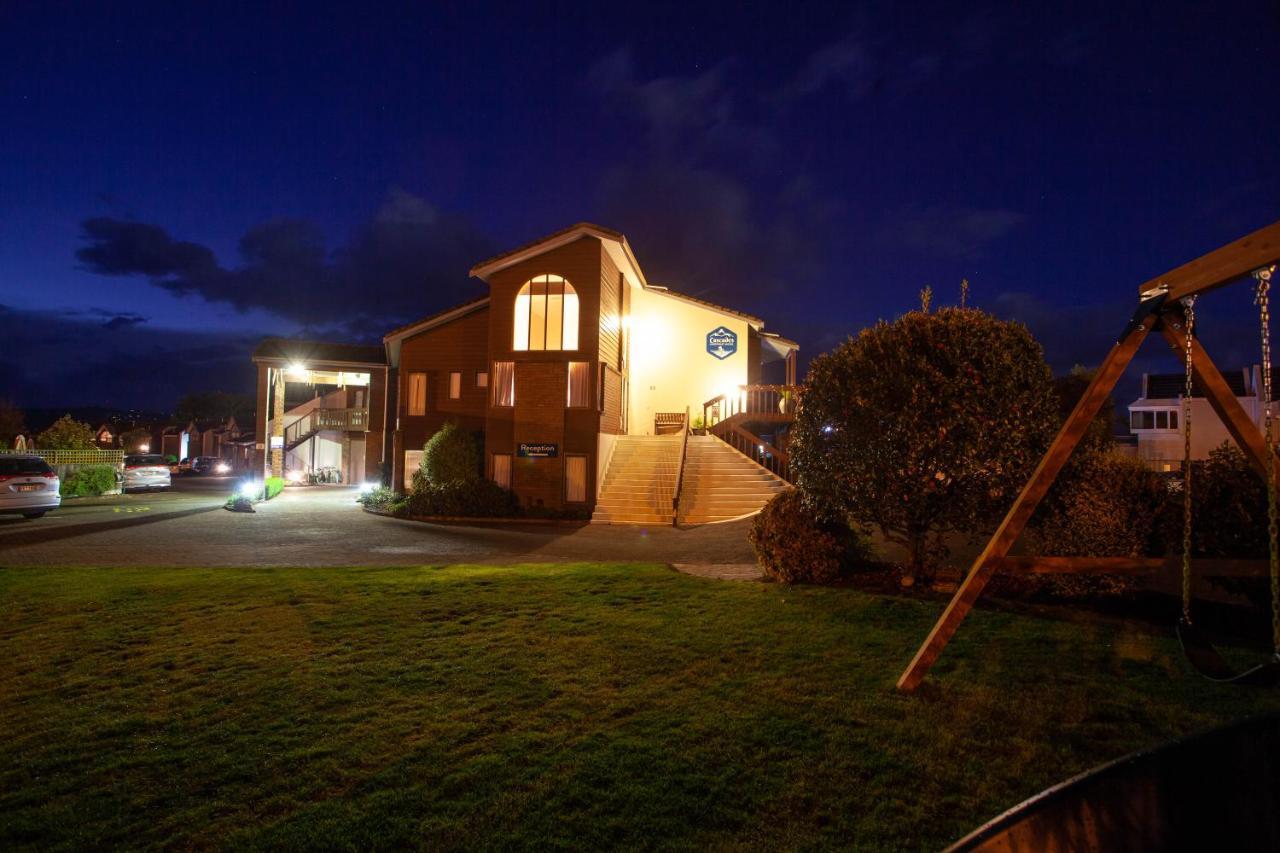 Cascades Lakefront Motel Таупо Екстер'єр фото The church at night