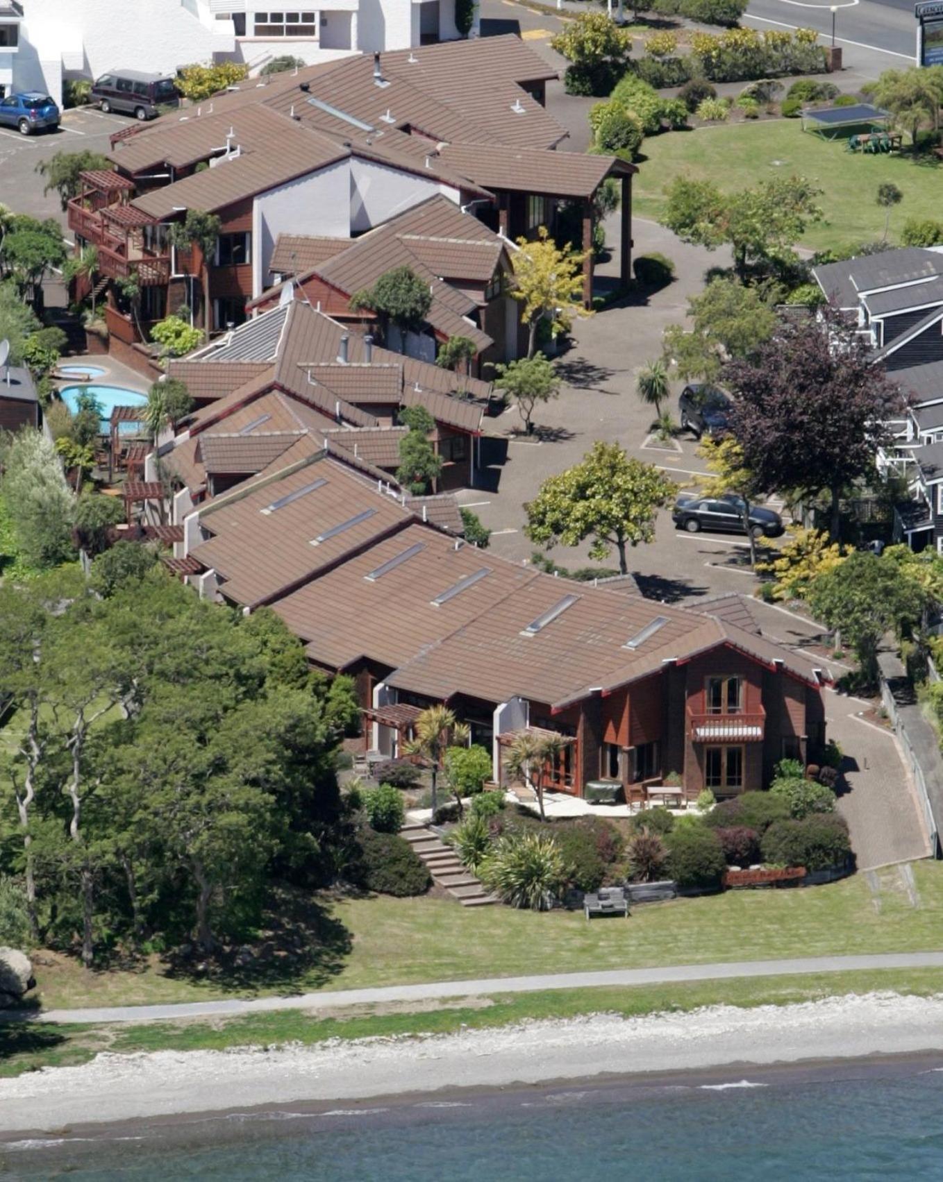 Cascades Lakefront Motel Таупо Екстер'єр фото The house from the air