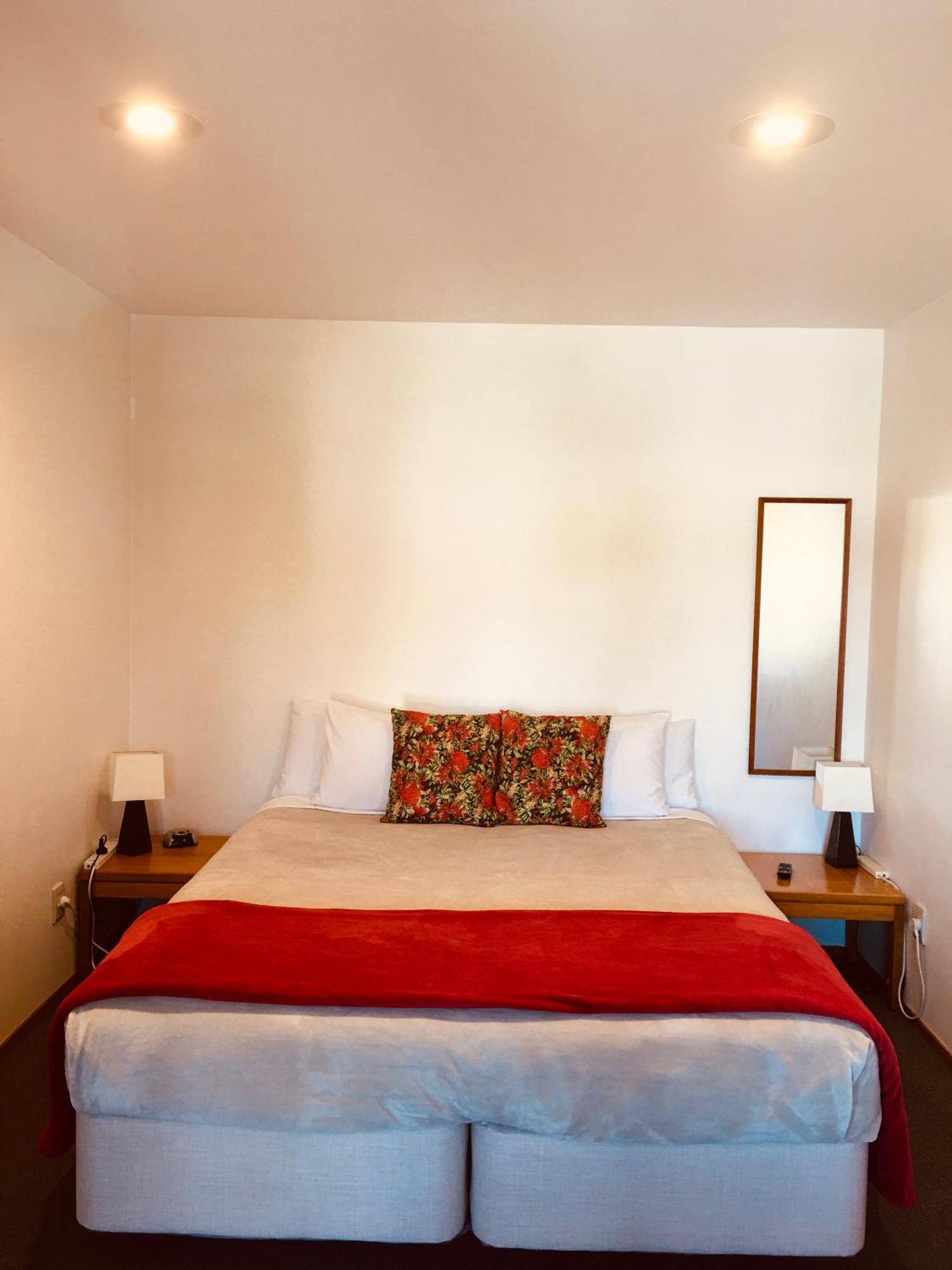 Cascades Lakefront Motel Таупо Екстер'єр фото A bedroom at the hotel