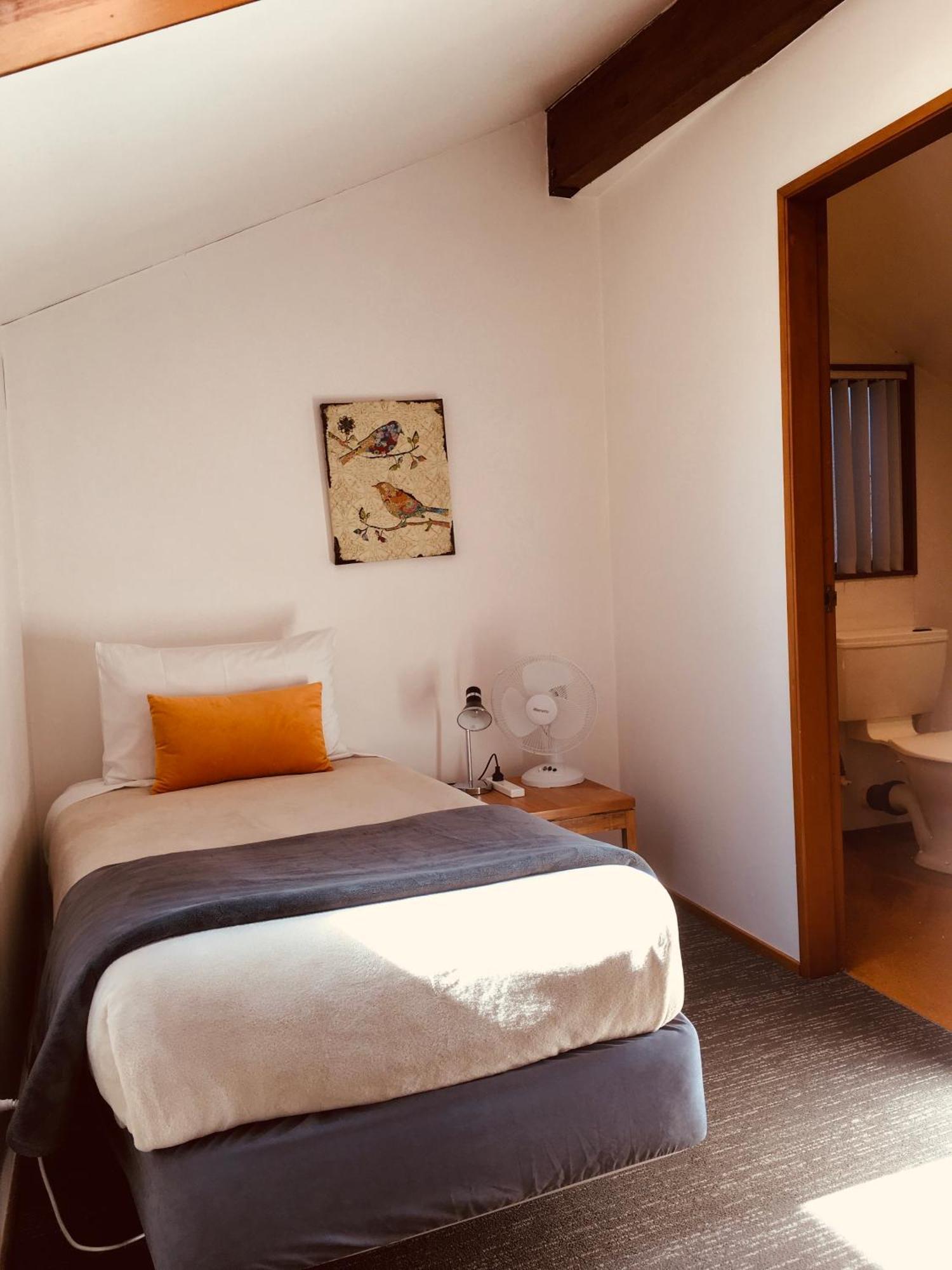 Cascades Lakefront Motel Таупо Екстер'єр фото A single room at the hotel