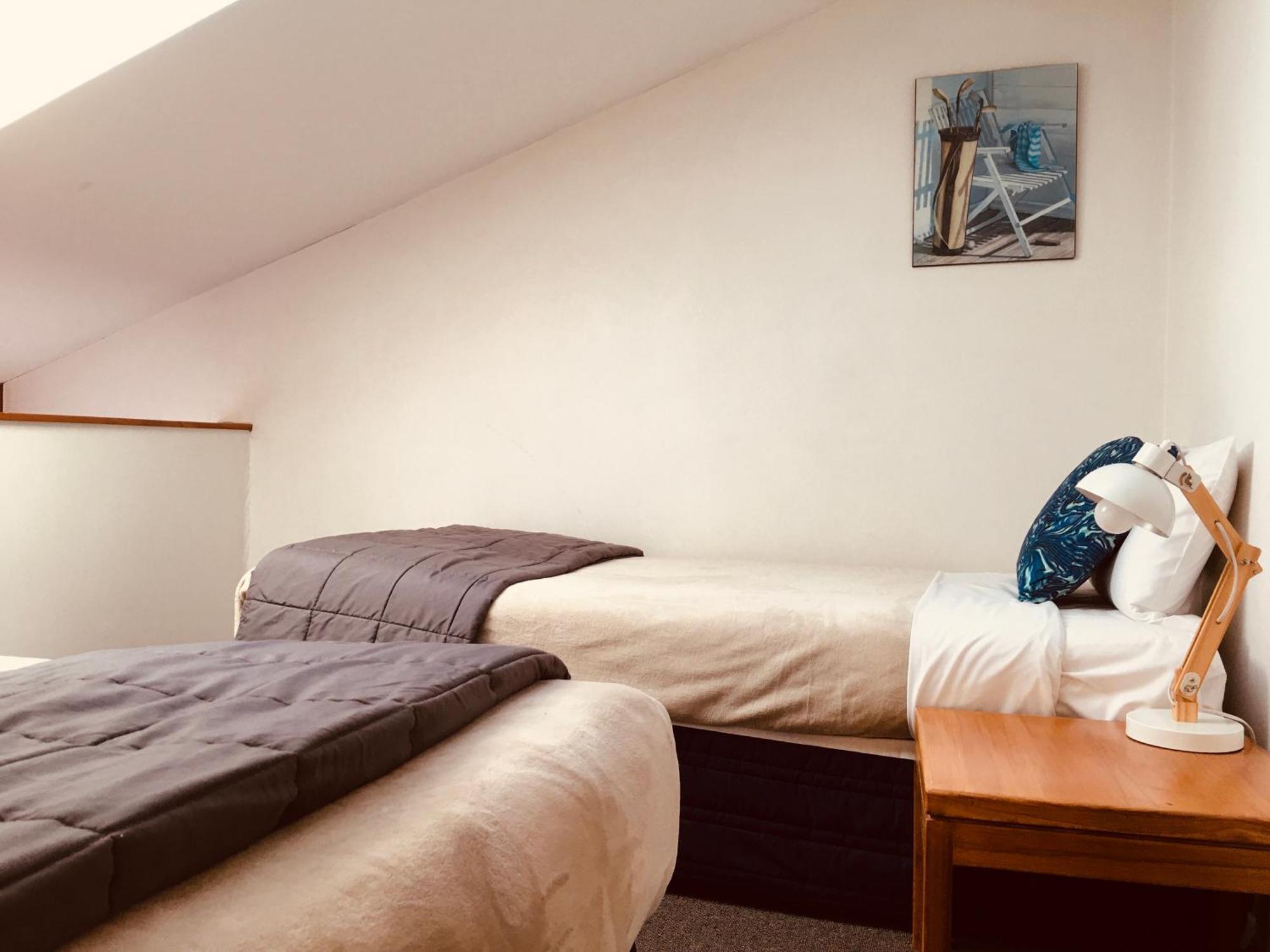 Cascades Lakefront Motel Таупо Екстер'єр фото A bedroom at the hotel