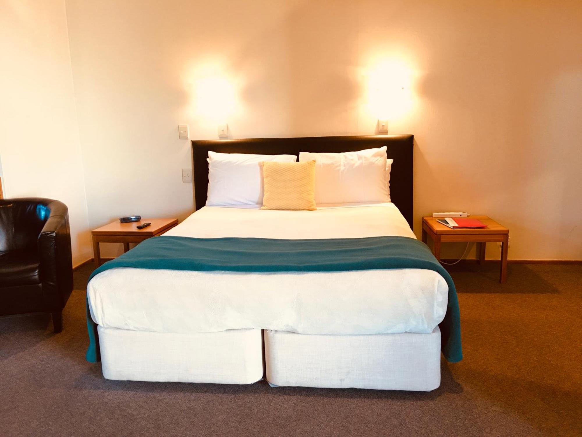 Cascades Lakefront Motel Таупо Екстер'єр фото A bed in a hotel room