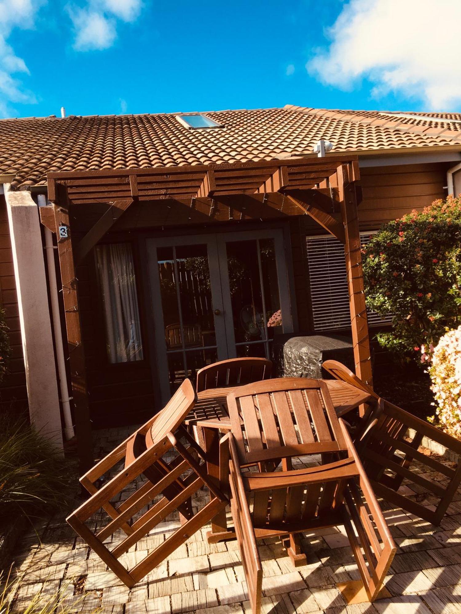 Cascades Lakefront Motel Таупо Екстер'єр фото A pergola in Germany