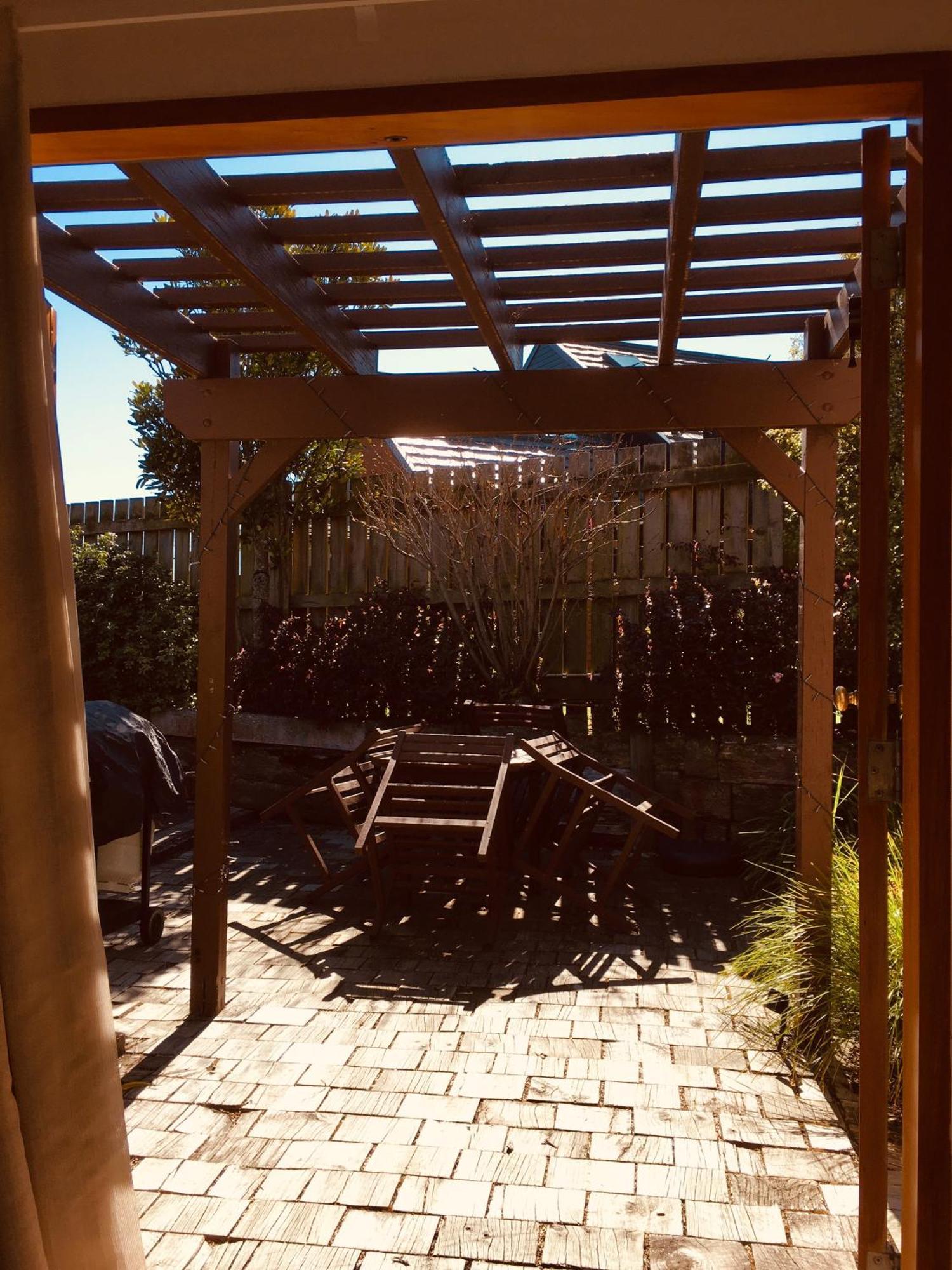 Cascades Lakefront Motel Таупо Екстер'єр фото Pergola in a backyard
