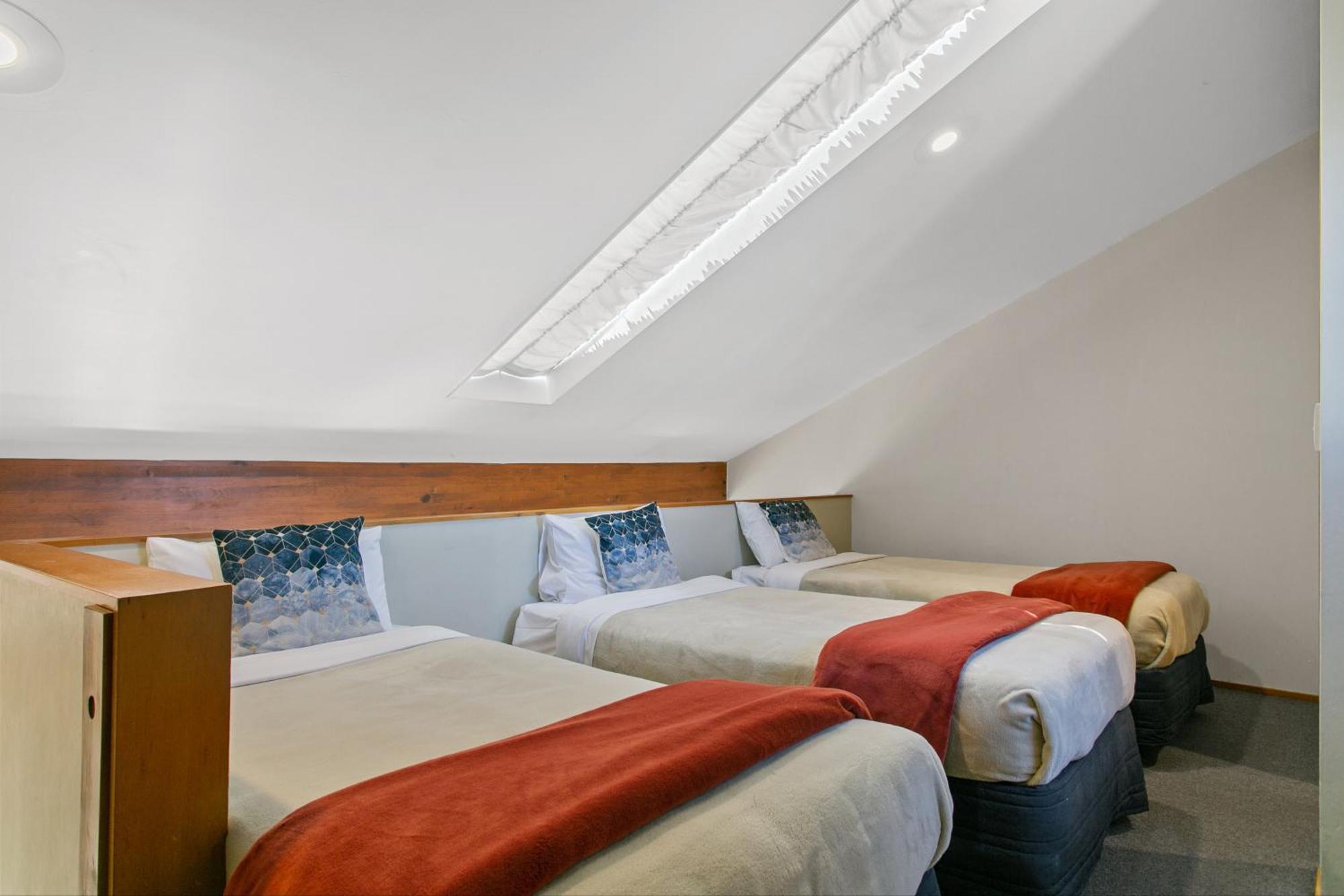 Cascades Lakefront Motel Таупо Екстер'єр фото Skylight in a hotel room