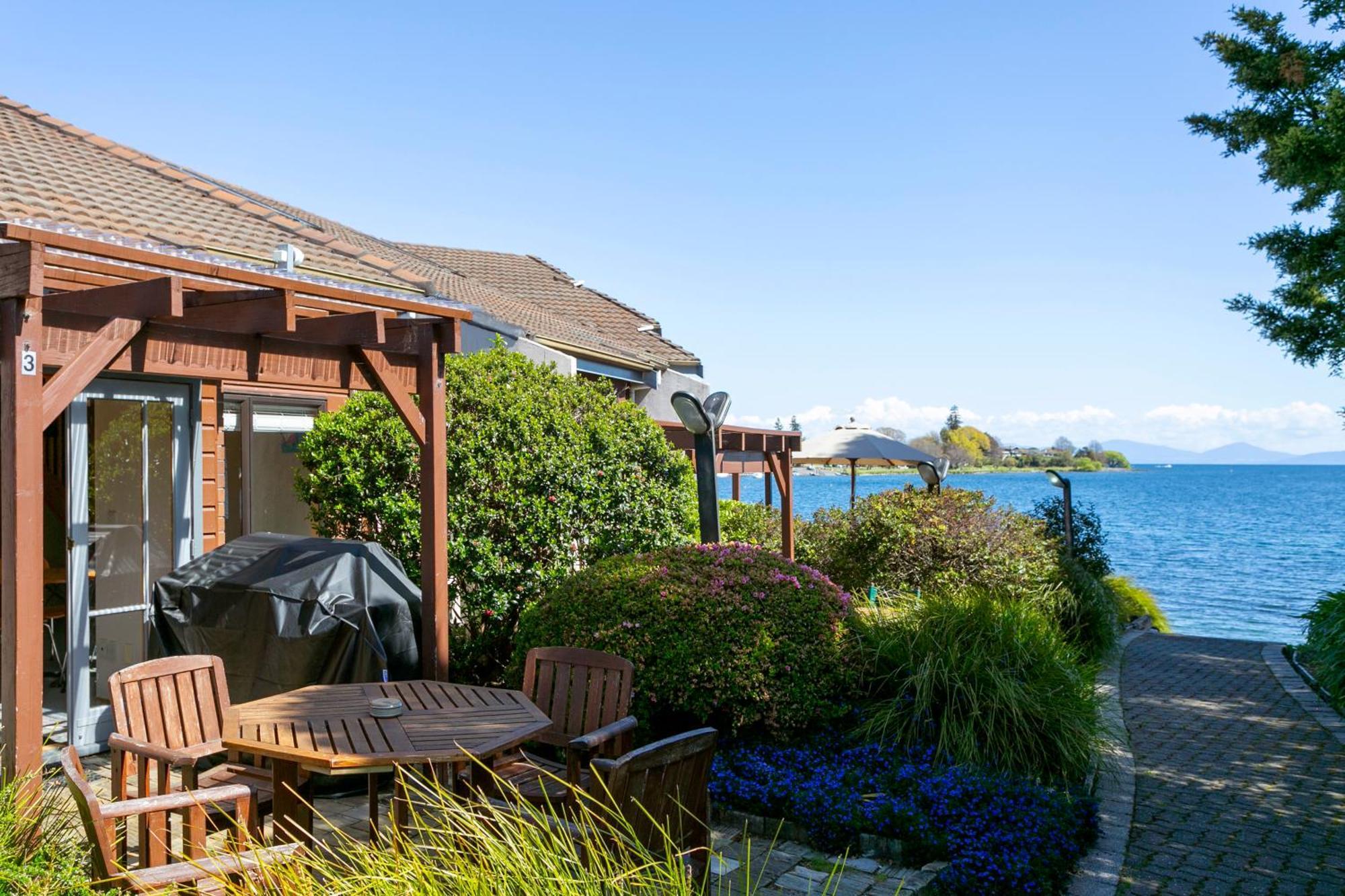 Cascades Lakefront Motel Таупо Екстер'єр фото A view of Lake Taupo from the resort