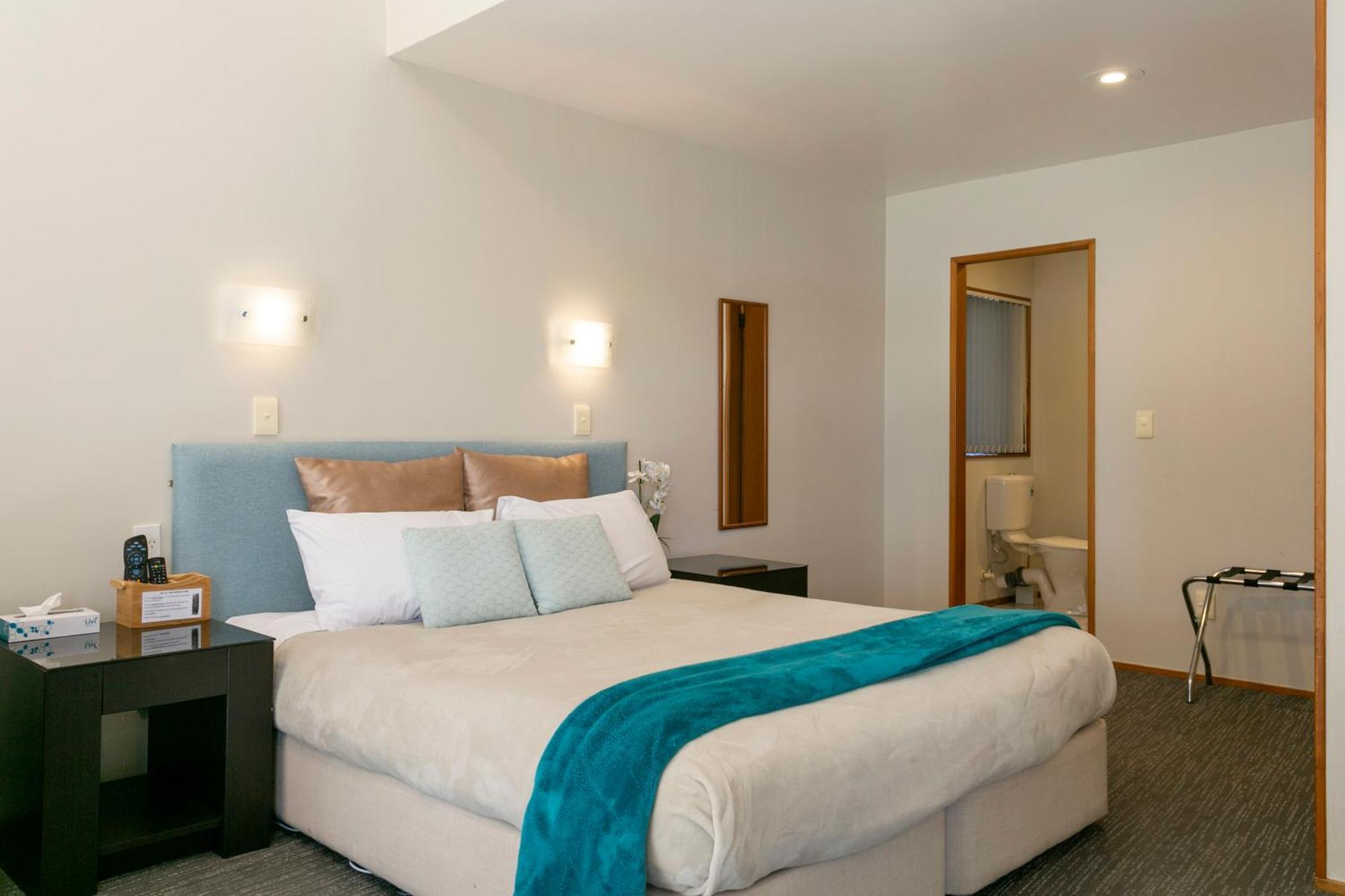 Cascades Lakefront Motel Таупо Екстер'єр фото A typical motel room