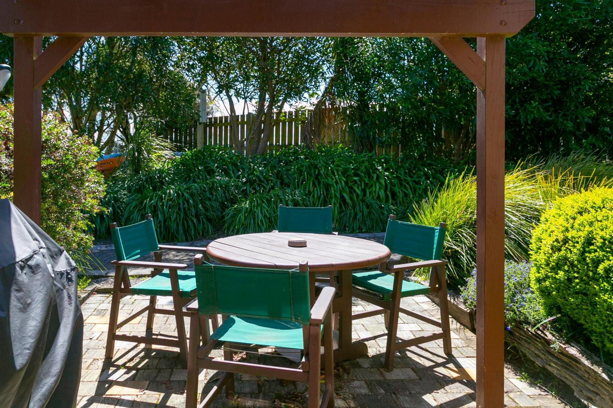 Cascades Lakefront Motel Таупо Екстер'єр фото A pergola in a garden
