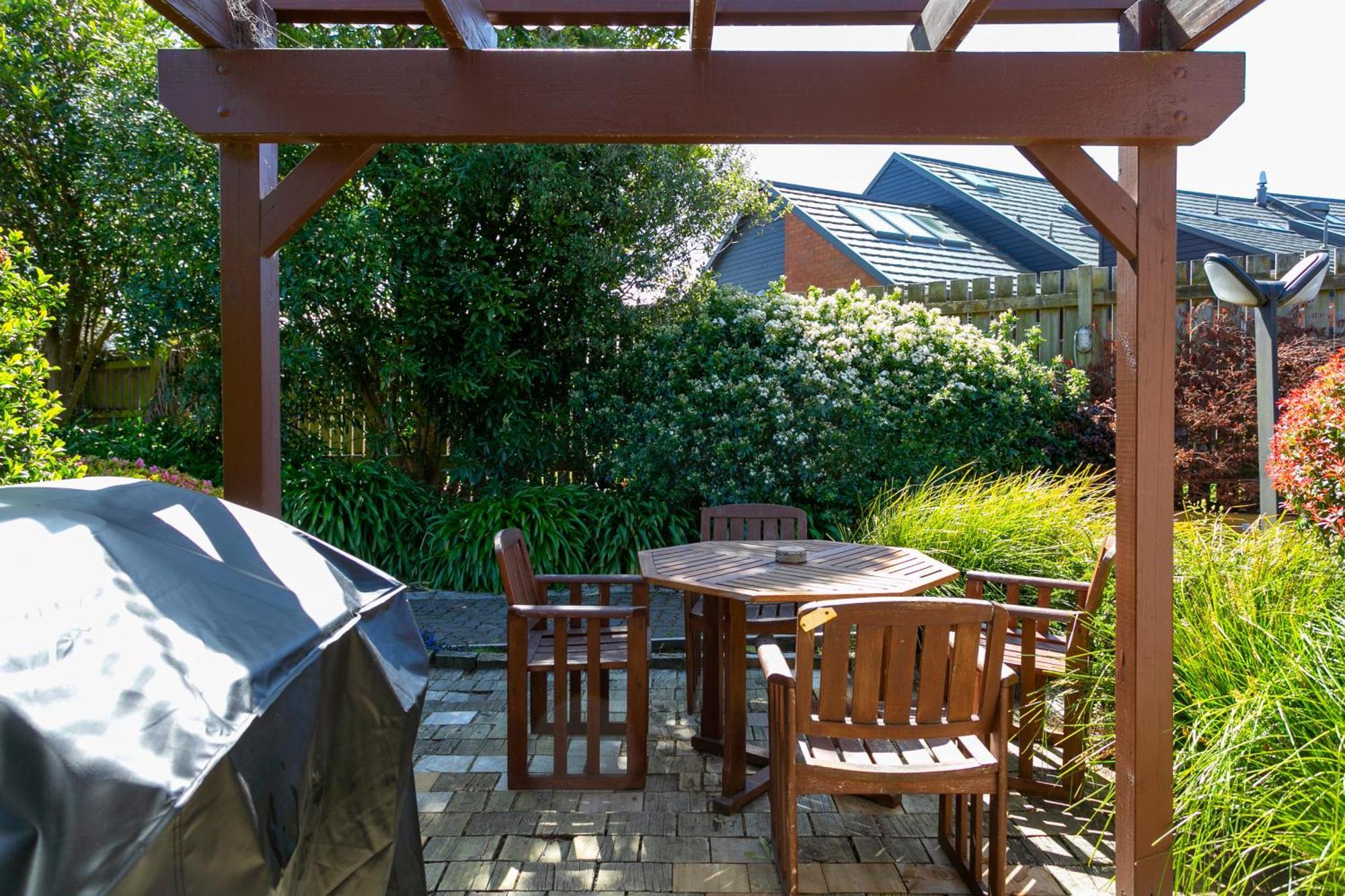 Cascades Lakefront Motel Таупо Екстер'єр фото A pergola in a backyard