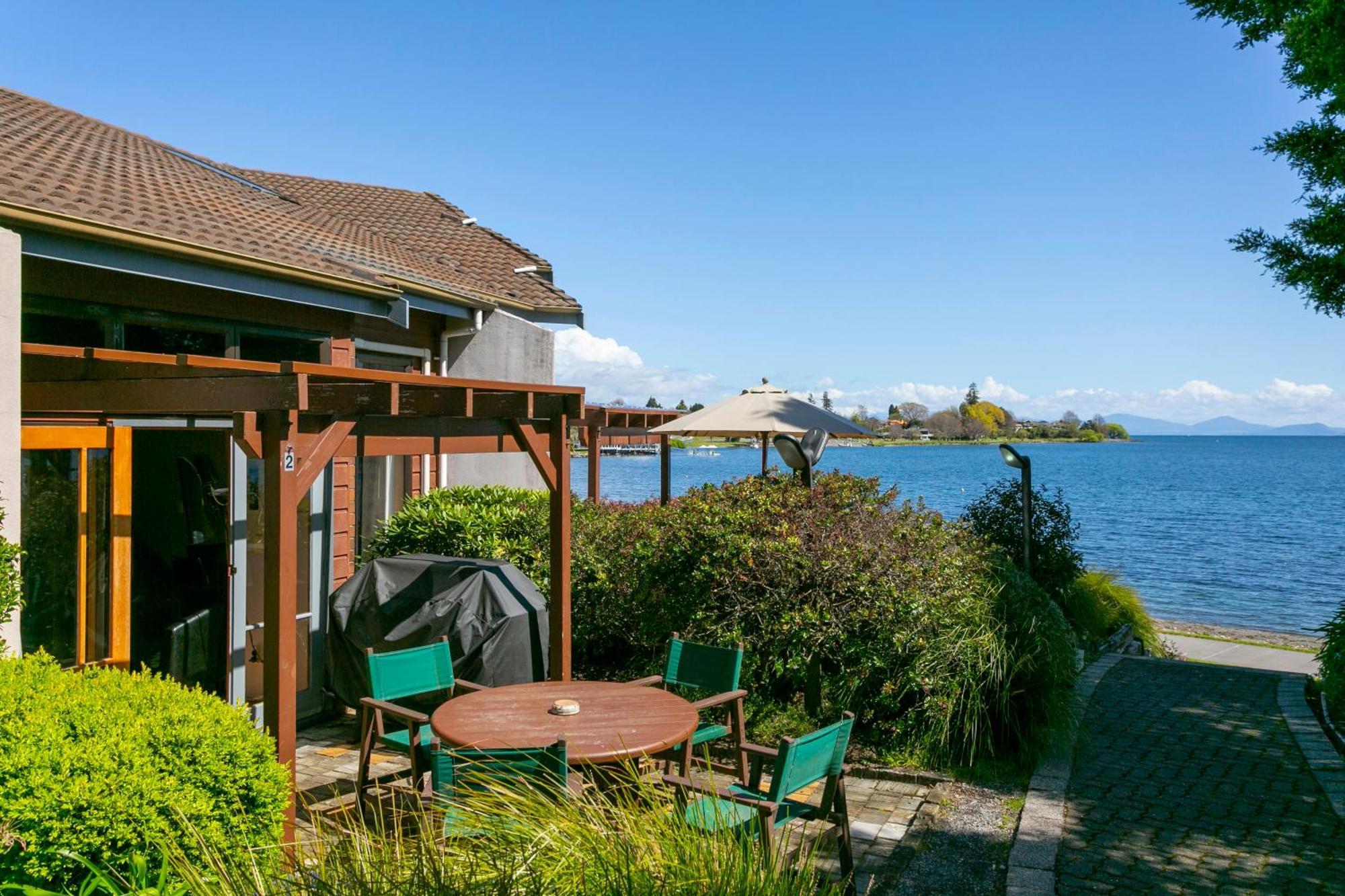 Cascades Lakefront Motel Таупо Екстер'єр фото A view of Lake Taupo from the hotel