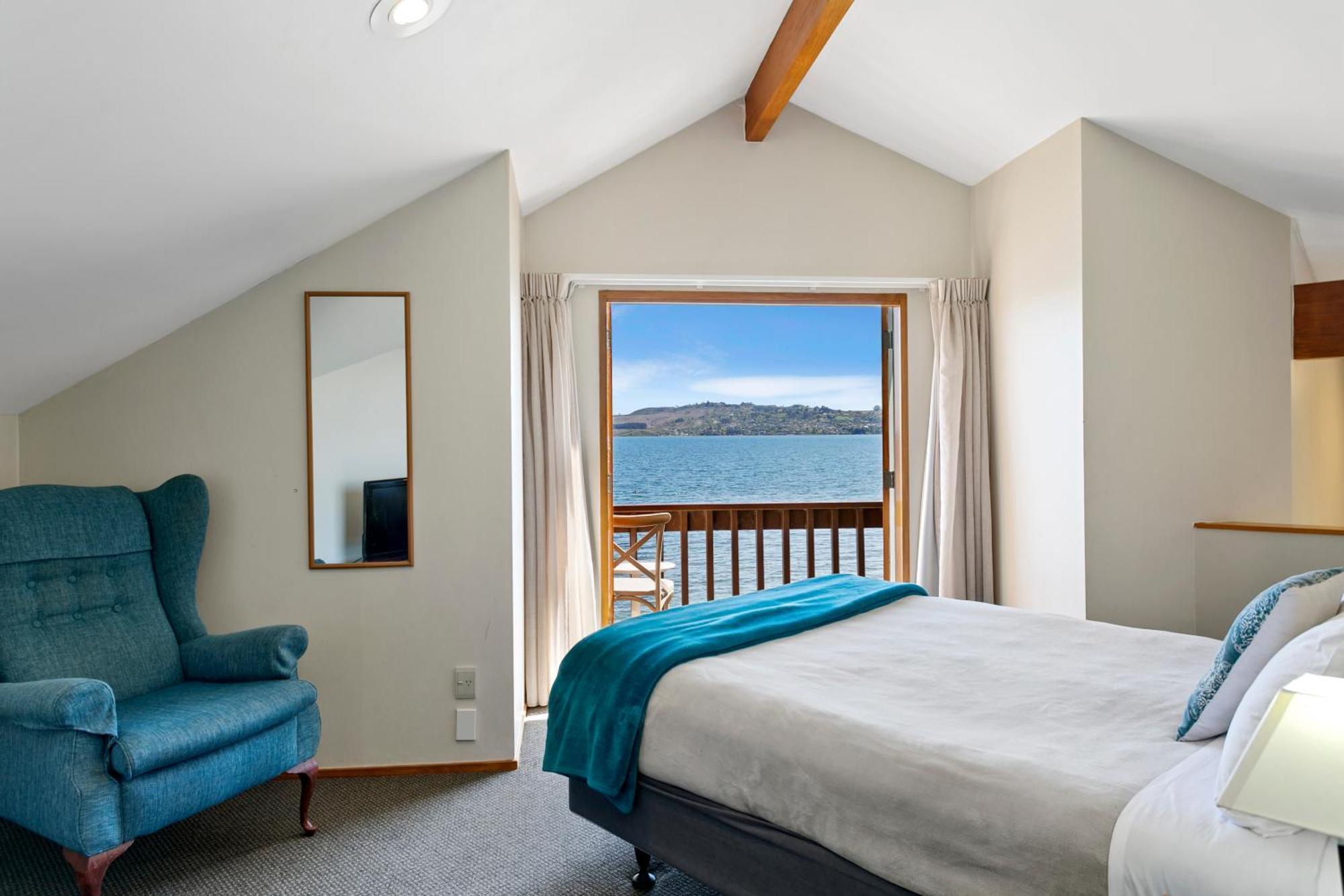Cascades Lakefront Motel Таупо Екстер'єр фото A bedroom at the hotel