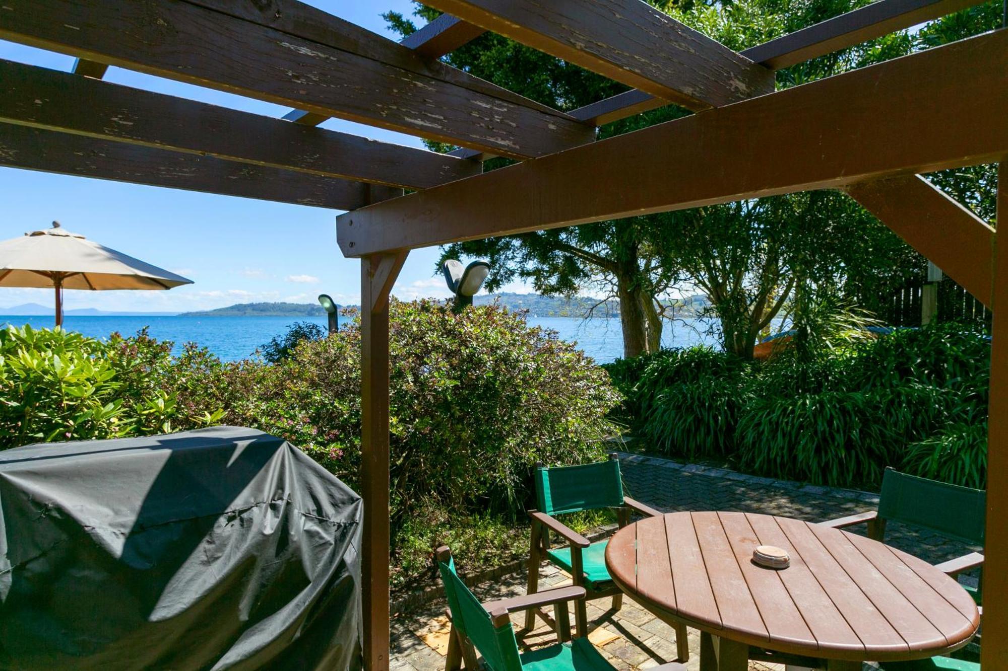 Cascades Lakefront Motel Таупо Екстер'єр фото The view from the deck of the house