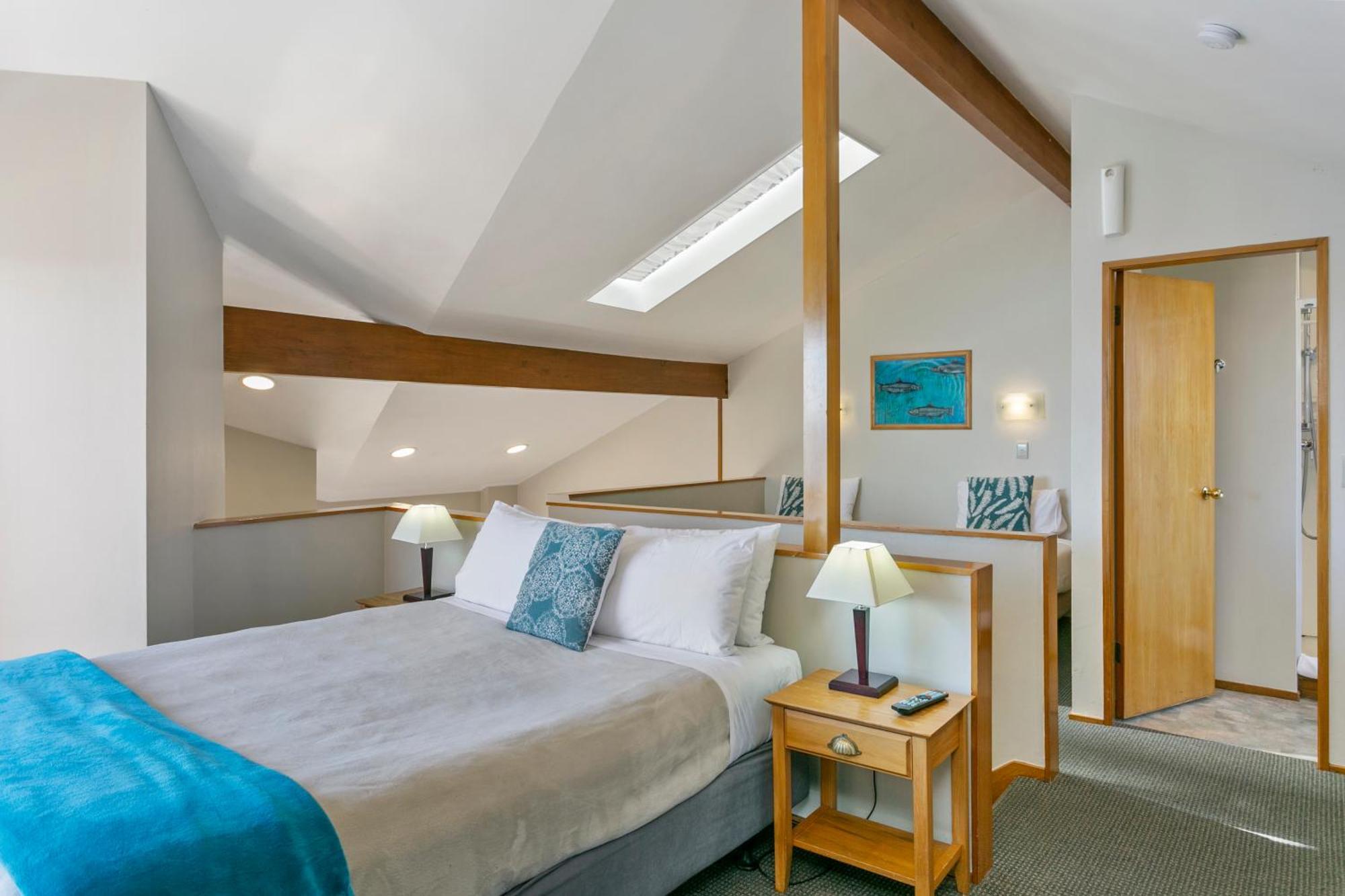 Cascades Lakefront Motel Таупо Екстер'єр фото A bedroom at the hotel