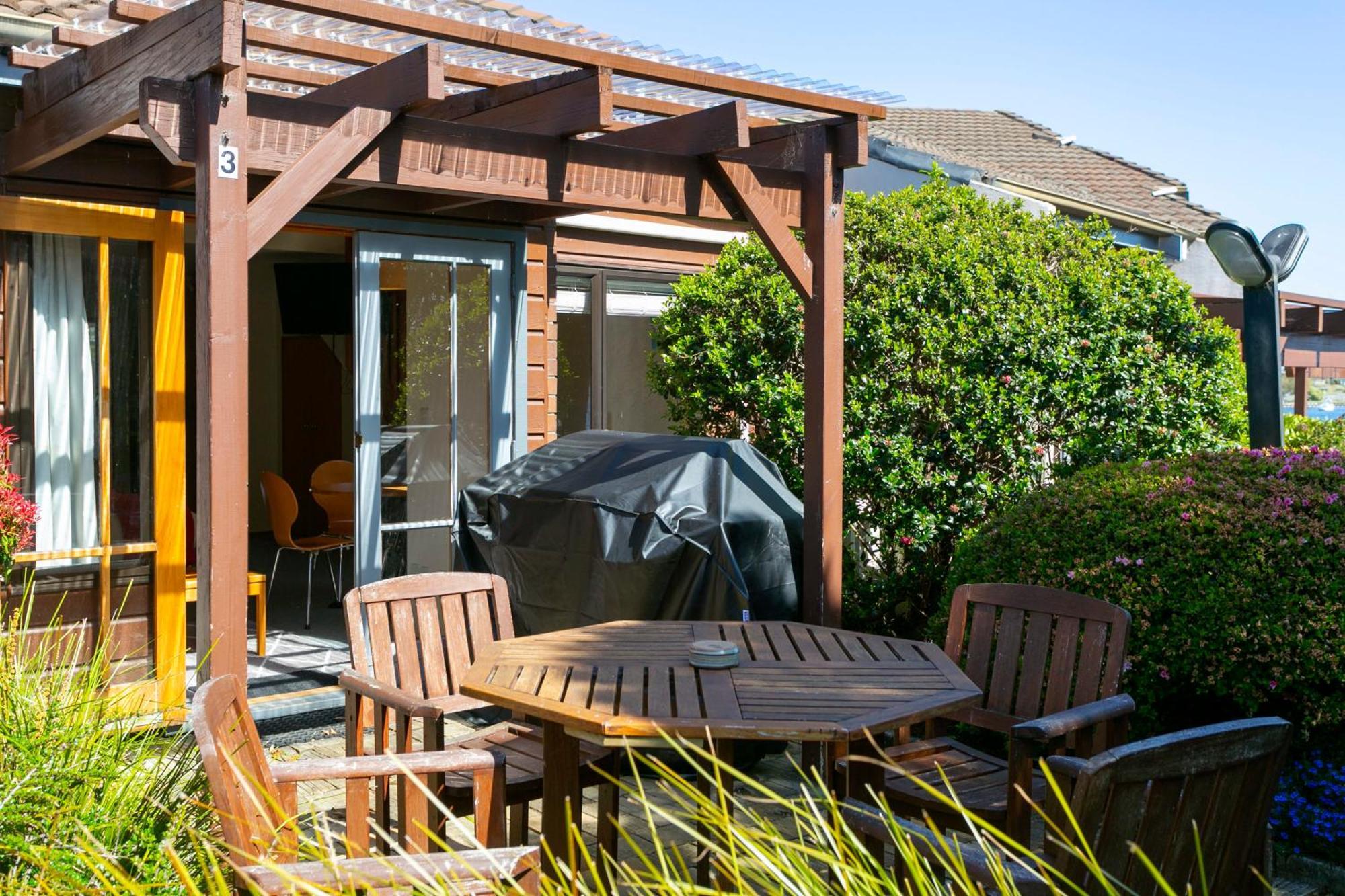 Cascades Lakefront Motel Таупо Екстер'єр фото A pergola in a garden
