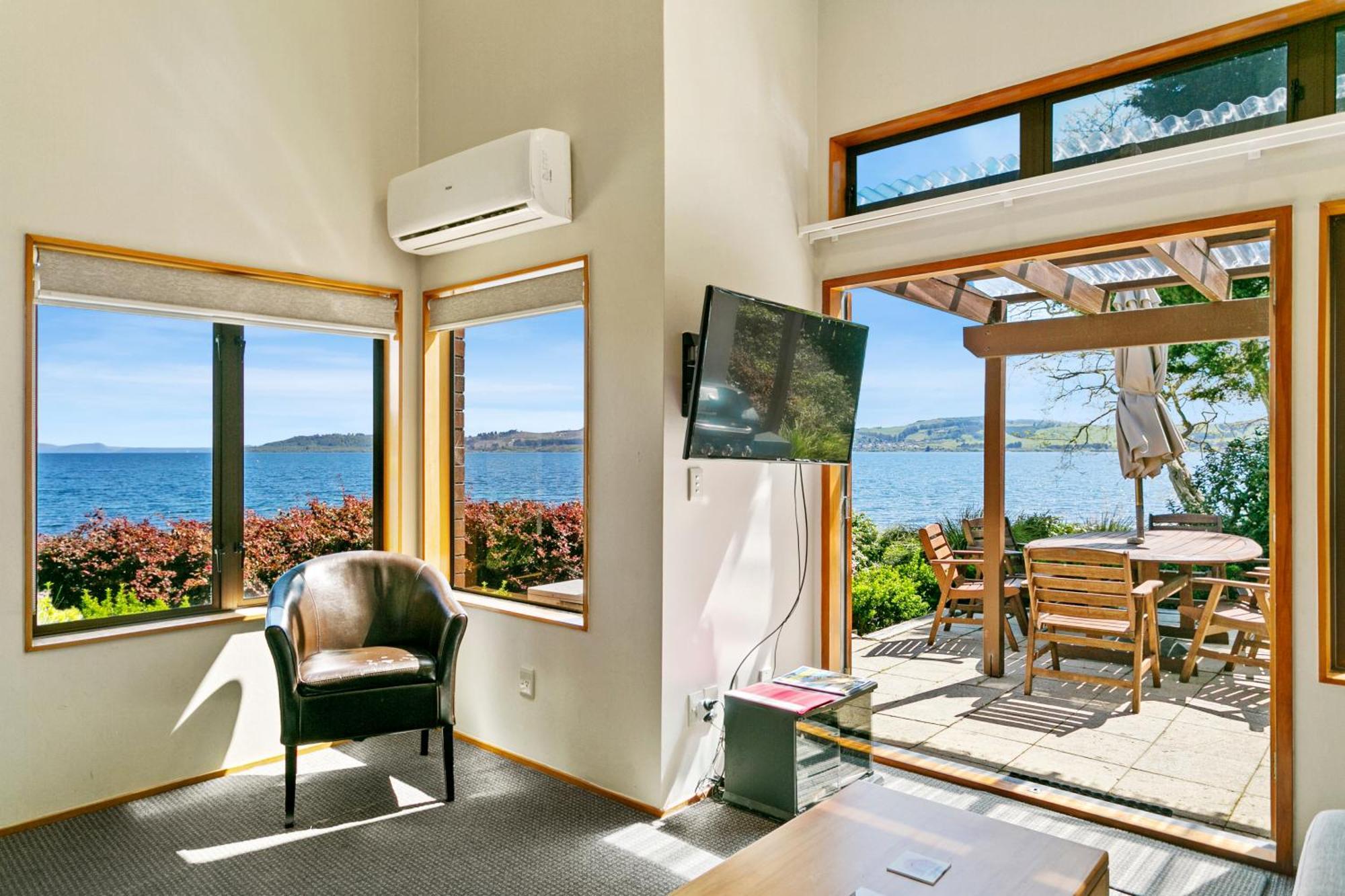 Cascades Lakefront Motel Таупо Екстер'єр фото A room at the Bay of Many Coves