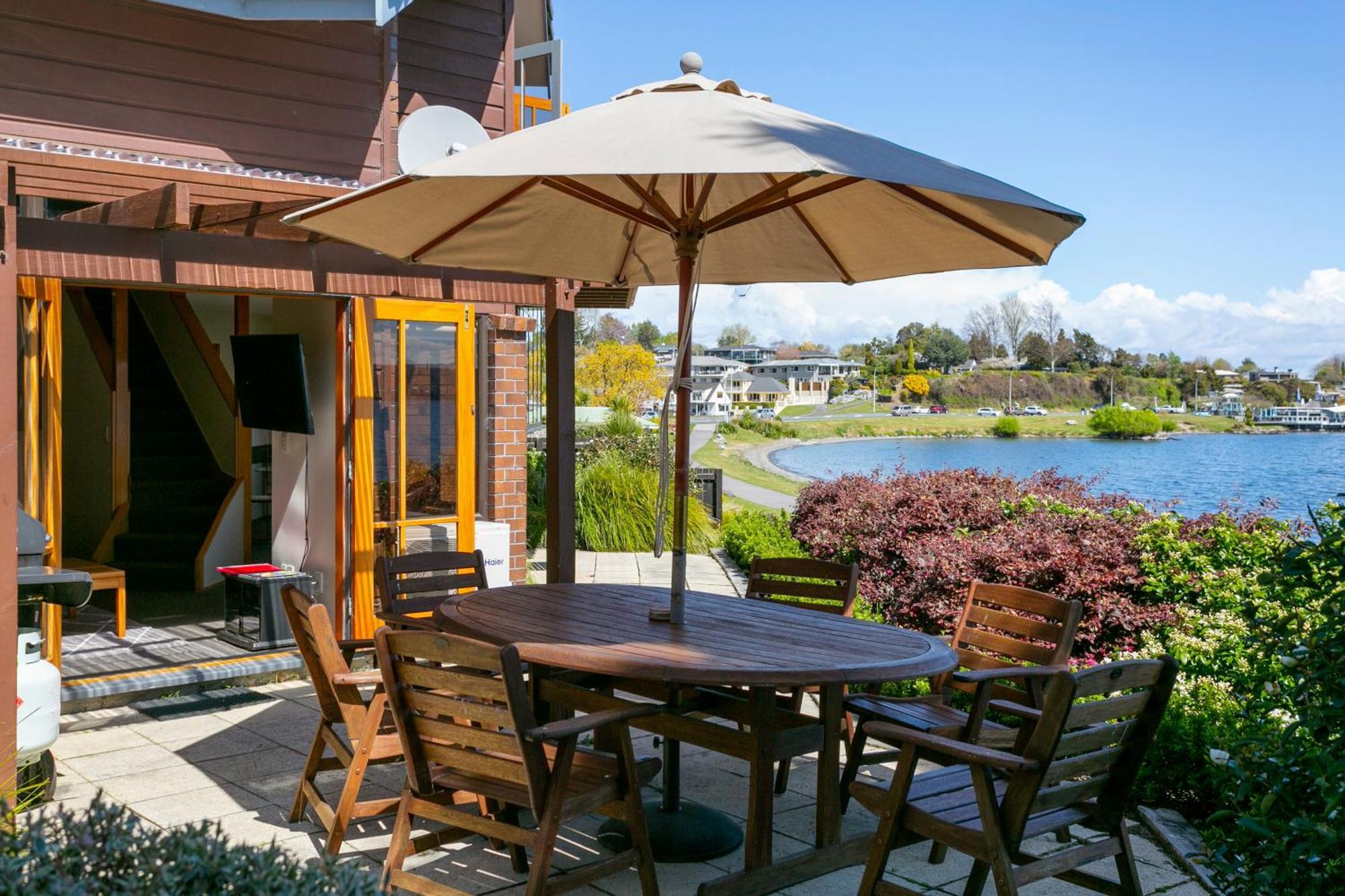 Cascades Lakefront Motel Таупо Екстер'єр фото A patio umbrella