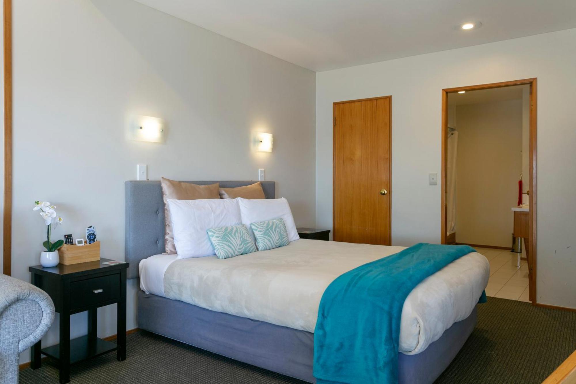 Cascades Lakefront Motel Таупо Екстер'єр фото A bedroom at the hotel
