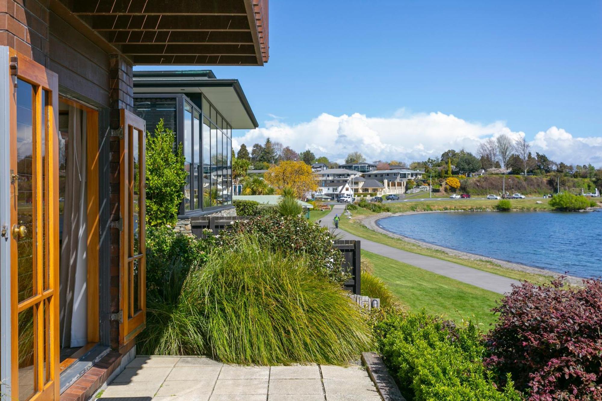Cascades Lakefront Motel Таупо Екстер'єр фото View of the lake from the library