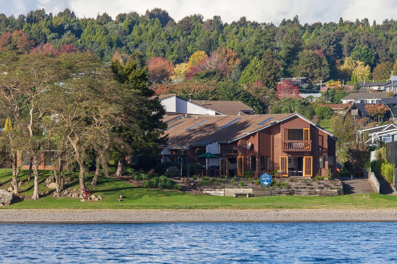 Cascades Lakefront Motel Таупо Екстер'єр фото Residential neighborhood on the shore of Lake Stevens